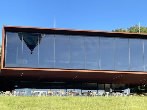 Ein Ballon spiegelt sich im Glas