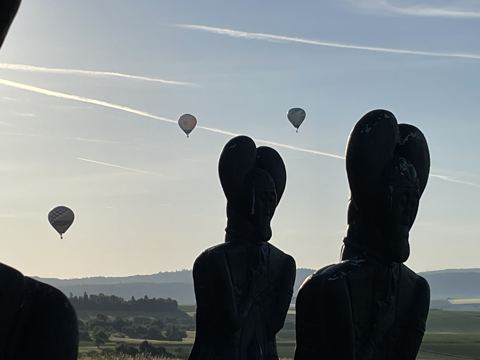 Ballone am weiten Himmel