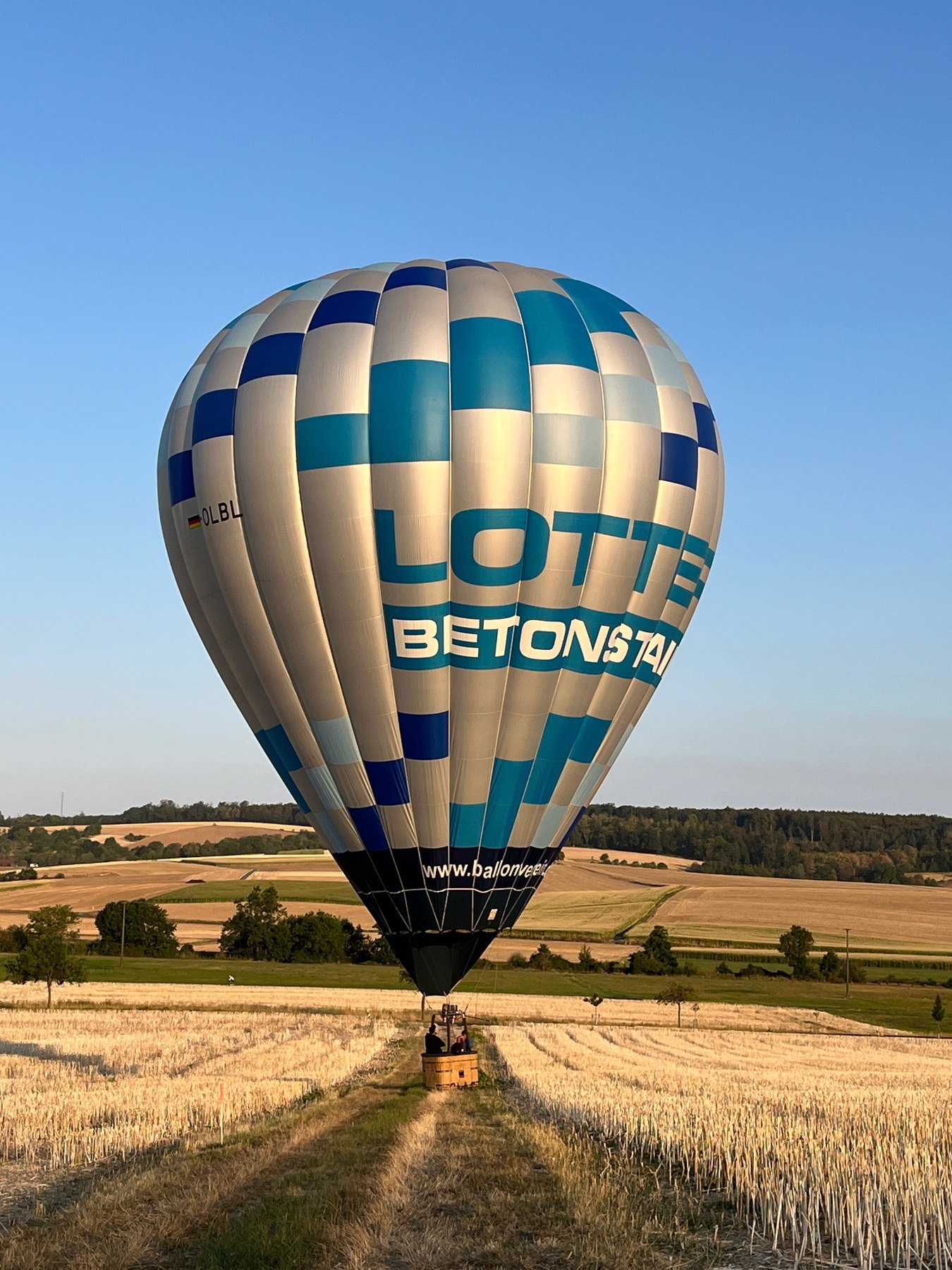 Der Vereinsballon im warmen Licht über einem abgeernteten Feld