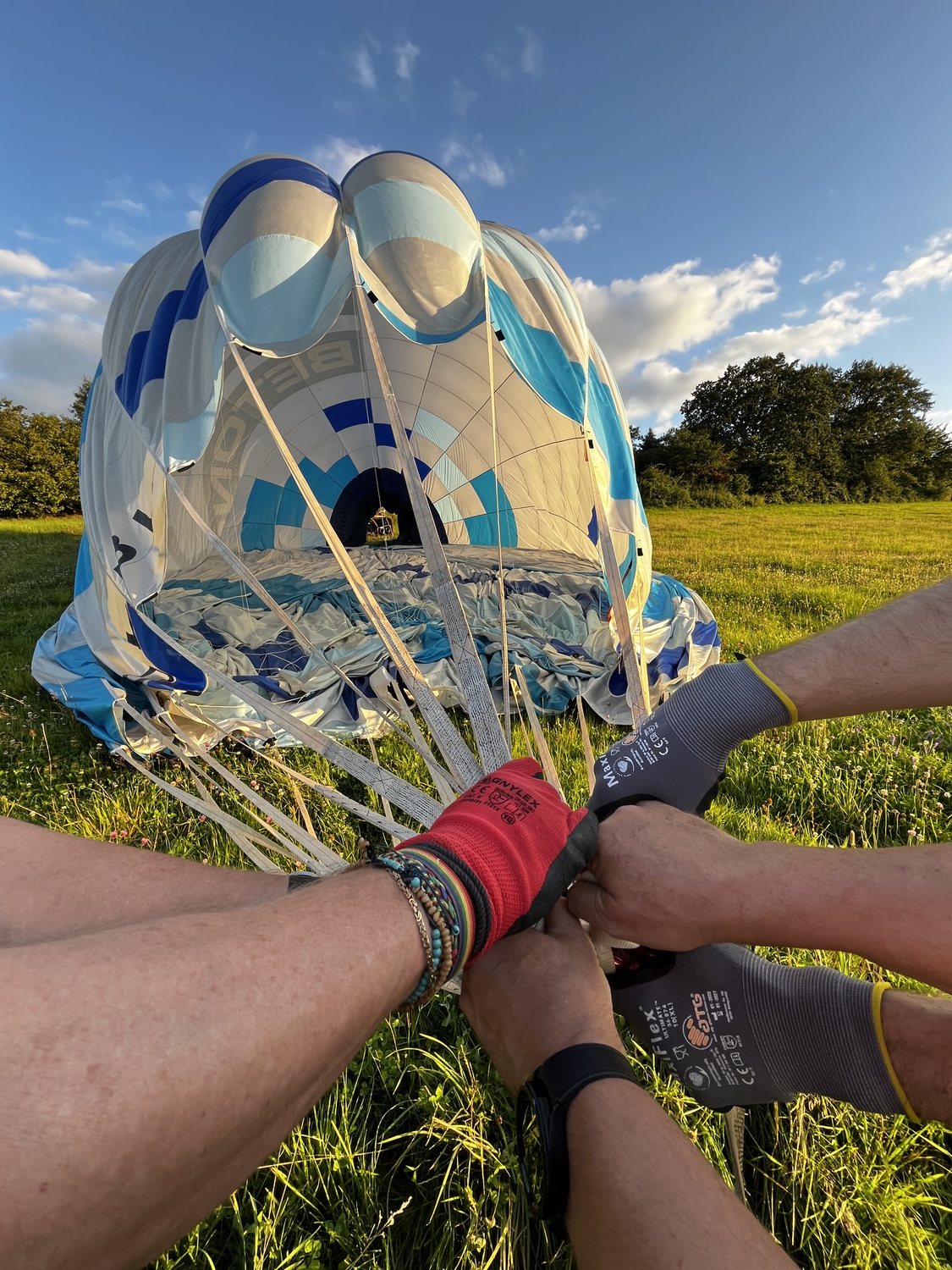 Gemeinsame Arbeit an der Ballonhülle: die Crew hält die Leinen